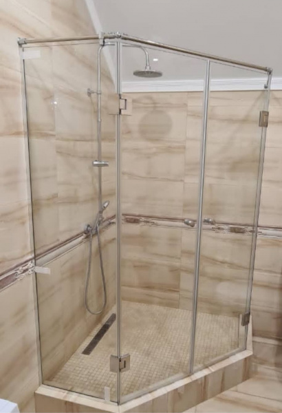 СТЕКЛЯННАЯ ТРАПЕЦИЕВИДНАЯ ДУШЕВАЯ, С РАСПАШНЫМИ ДВЕРЬМИ